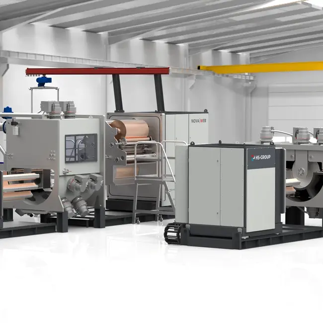 Auf dem Bild ist die NOVAWEB von HS-GROUP zu sehen – eine Plattform, die hohe Produktivität mit großer Flexibilität für Produktion und F&E vereint. Sie ermöglicht vielfältige Beschichtungsprozesse sowie die Integration zahlreicher Sensoren und ist ideal für Anwendungen wie ITO-Filme, FPCBs oder Smart Glass geeignet